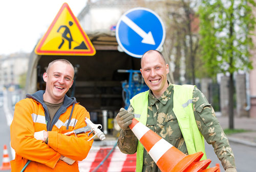 Zwei Straßenwärter im Einsatz.