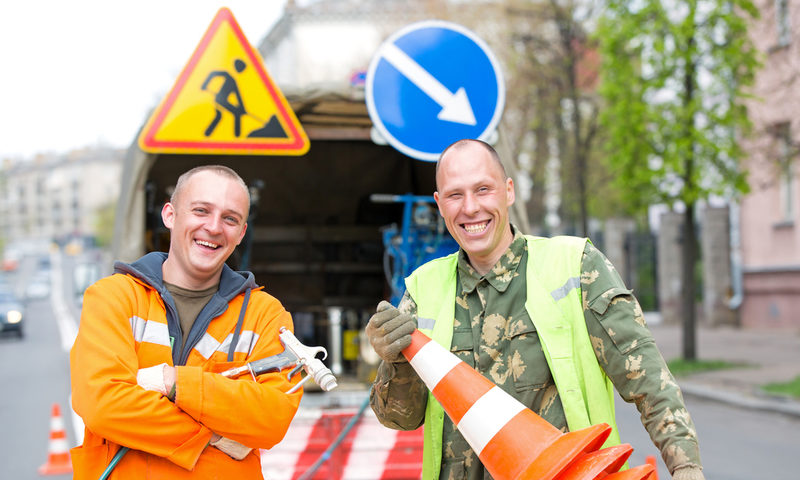 Zwei Straßenwärter im Einsatz.